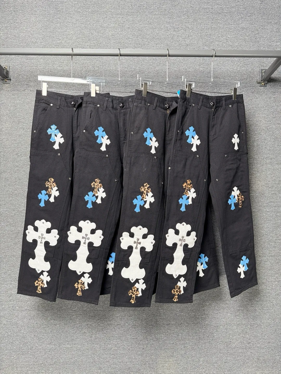 P290 💰 (Top version) Chrome Hearts/Chrome Hearts 25FW CH workwear logging large cross patchwork leather limited sale jeans Chrome Hearts' pants with the most popular colors are made of beaded canvas fabric, and heavy washing makes the upper body of the fabric more textured and the pants are tall and straight! The three-dimensional cutting of the whole trousers is a masterpiece! The hardware is customized by zp. The beaded canvas fabric is thick and soft after being washed. It has good breathability. Customized small leather label. Unique design. The details are simple and elegant, and the workmanship is exquisite. The whole trousers are neatly routed and the details are in place! It’s so cool that both men and women can easily control the genderless trend! Color: Black Size: 28-30-32-34-36 (corresponds to S-M-L-XL-XXL)